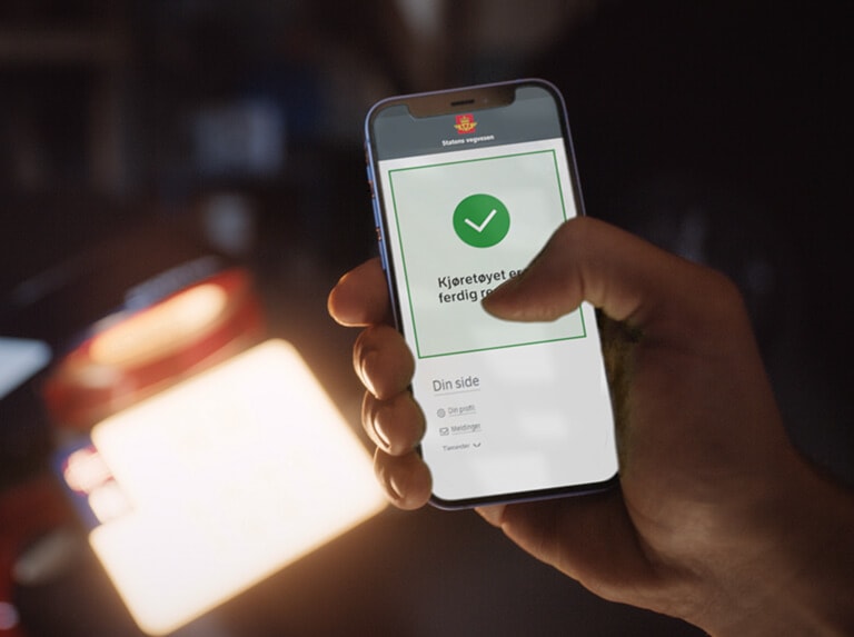 En hånd som holder en telefon